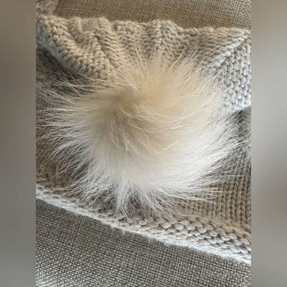 UGG faux fur Pom Pom knit hat - Picture 2 of 5